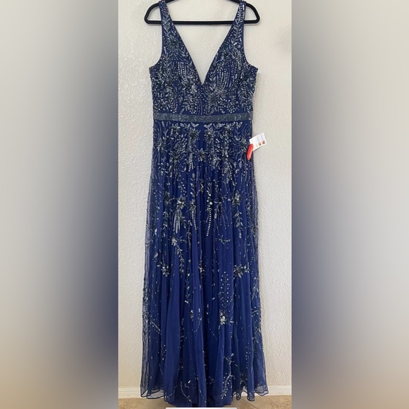 New Mac Duggal Beaded Plunge Neck Gown In Midnight Size 12 - Picture 9 of 11